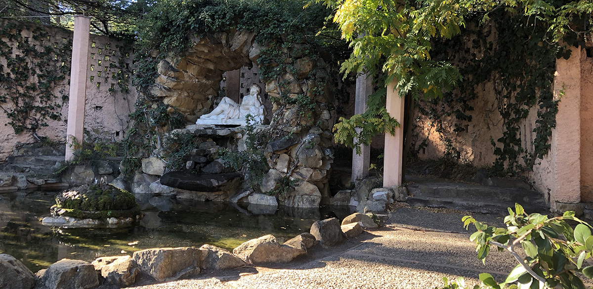 Дорожки, выходящие из этого сада, приводят к небольшим храмам Ариадны и Данаи, спроектированным также в неоклассическом стиле